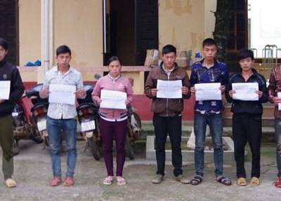 Các đối tượng tổ chức đưa 6 công dân vượt biên trái phép bị bắt giữ. (Ảnh: TTXVN phát).