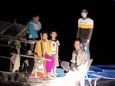 Các đối tượng sử dụng phương tiện vỏ lãi từ bên kia biên giới đang tìm cách nhập cảnh trái phép về Việt Nam qua đường sông Tiền bị phát hiện. (Ảnh: TTXVN phát).