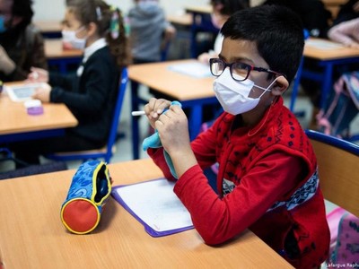 Đeo khẩu trang cho học sinh là quy định bắt buộc trong các trường học ở Pháp. Ảnh: Deutsche Welle.