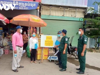 Cán bộ hướng dẫn người dân thực hiện quy định của chính quyền.