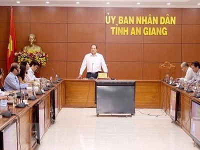 Ủy ban nhân dân tỉnh An Giang họp bàn giải pháp phòng, chống dịch COVID-19. (Ảnh: Thanh Sang/TTXVN).
