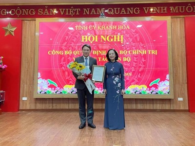 Uỷ viên Bộ Chính trị, Bí thư Trung ương Đảng, Trưởng Ban Tổ chức Trung ương Trương Thị Mai trao quyết định của Bộ Chính trị cho ông Nguyễn Hải Ninh.