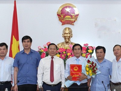 Ông Nguyễn Phi Long- Chủ tịch UBND tỉnh Bình Định (áo trắng đứng giữa) trao quyết định cho ông Trần Thanh Dũng.