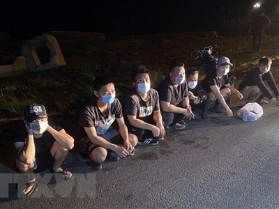 Các đối tượng xuất cảnh trái phép bị phát hiện, rạng sáng 24/4. (Nguồn: TTXVN phát).