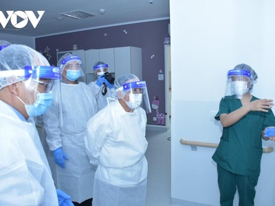 Thủ tướng Lào Phankham Viphavanh đi kiểm tra công tác điều trị bệnh nhân Covid-19 tại Bệnh viện Mittaphap.