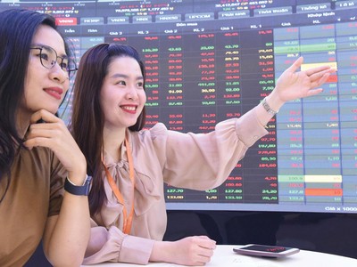 Thị giá nhiều cổ phiếu tăng mạnh theo tin tăng vốn.