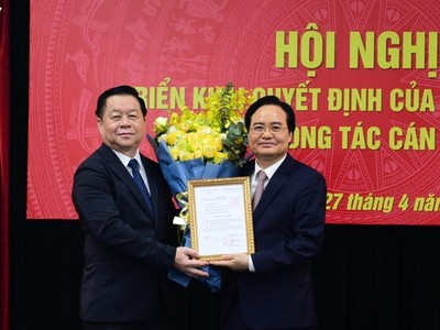 Trưởng Ban Tuyên giáo Trung ương - Nguyễn Trọng Nghĩa (trái) trao quyết định cho ông Phùng Xuân Nhạ. (Ảnh: Trọng Phú).