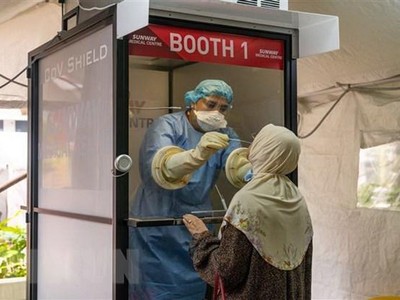 Nhân viên y tế lấy mẫu xét nghiệm COVID-19 cho người dân tại Kuala Lumpur, Malaysia. (Ảnh: THX/TTXVN).