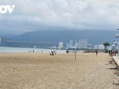 Bãi biển Quy Nhơn được bố trí khu chơi thể thao cho người dân và du khách.