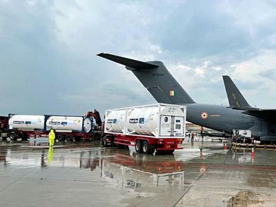 Máy bay Không quân Ấn Độ tại Singapore để nhận các bồn chứa oxy lỏng. Ảnh: ANI.