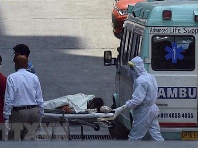 Nhân viên y tế chuyển bệnh nhân mắc COVID-19 tới bệnh viện ở New Delhi, Ấn Độ ngày 27/4/2020. (Ảnh: AFP/TTXVN).