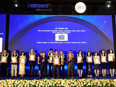 Đại diện Tập đoàn DIC nhận giải thưởng “Top 50 Doanh nghiệp tăng trưởng xuất sắc nhất Việt Nam năm 2021”.