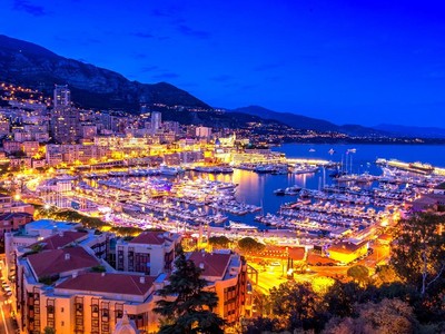 Bến du thuyền Hercules (Monaco) lung linh về đêm.