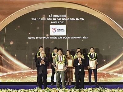 Ông Nguyễn Thanh Thảo – Phó tổng giám đốc Tài chính (đứng giữa, hàng thứ 2), đại diện Phát Đạt đón nhận Cup và bảng vinh danh tại Lễ công bố ngày 27/4/2021 của Vietnam Report.