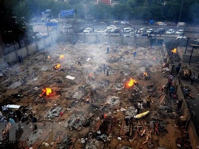 Khu hỏa táng thi thể bệnh nhân COVID-19 tại Delhi, Ấn Độ ngày 26/4/2021. (Ảnh: THX/TTXVN)