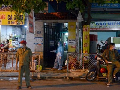 Cơ quan chức năng TPHCM phong tỏa hẻm 20 đường Phạm Đăng Giảng (quận Bình Tân), nơi bệnh nhân 2910 sinh sống. (ảnh: Hoàng Thuận).