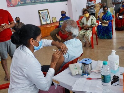 Nhân viên y tế tiêm chủng Covid-19 cho người dân tại thành phố Bengaluru bang Karnataka miền Nam Ấn Độ. Ảnh: ANI.