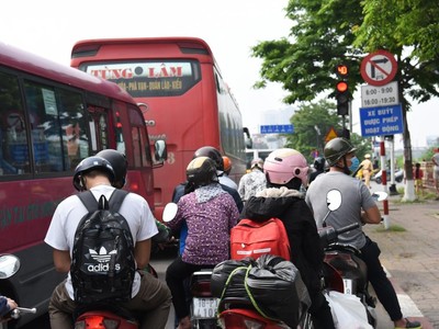 Người tử các địa phương trở lại Hà Nội sau kỳ nghỉ Lê 30/4 và 1/5 bắt buộc phải khai báo y tế để đảm bảo công tác phòng chống dịch Covid-19.