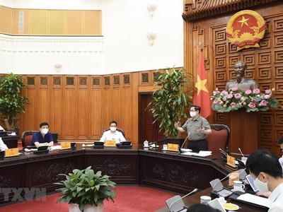 Thủ tướng Phạm Minh Chính chủ trì cuộc họp với Thường trực BCĐ Quốc gia phòng, chống dịch COVID-19. (Ảnh: TTXVN).