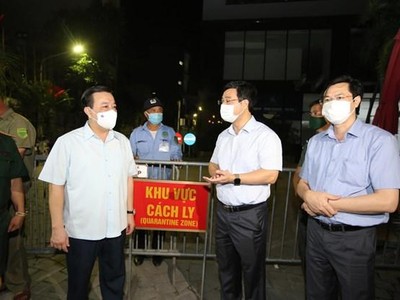 Tối 2/5, ông Chử Xuân Dũng Phó Chủ tịch thành phố Hà Nội cùng đoàn công tác đã tới kiểm tra quy trình cách ly, phòng dịch của chung cư Viễn Đông Star. (Ảnh: PV/Vietnam+).