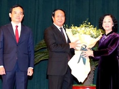 Đồng chí Trương Thị Mai chúc mừng đồng chí Lê Văn Thành.