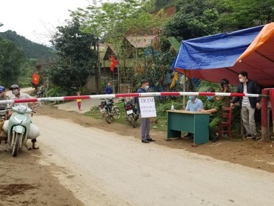 Các lực lượng chức năng kiểm soát dịch bệnh Covid-19 tại các chốt trạm.