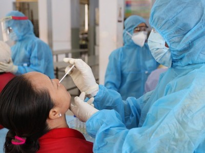 Tổ chức lấy mẫu xét nghiệm ngẫu nhiên tại cộng đồng (Ảnh minh họa).