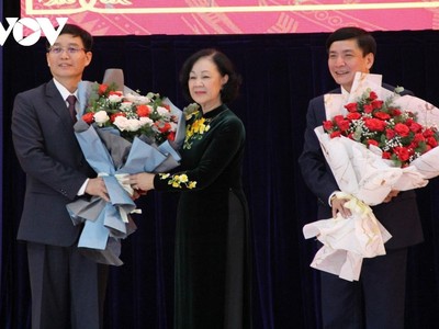 Bà Trương Thị Mai trao Quyết định, tặng hoa chúc mừng tân Bí thư Tỉnh ủy Đắk Lắk Nguyễn Đình Trung.