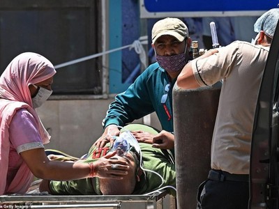 Khẩn trương đưa một bệnh nhân Covid-19 tới 1 bệnh viện ở thủ đô New Delhi của Ấn Độ.