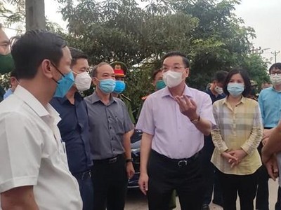 Ông Chu Ngọc Anh, Chủ tịch Ủy ban nhân dân Thành phố Hà Nội kiểm tra công tác phòng, chống dịch tại xã Kim Sơn (Gia Lâm) . (Ảnh: PV/Vietnam+).