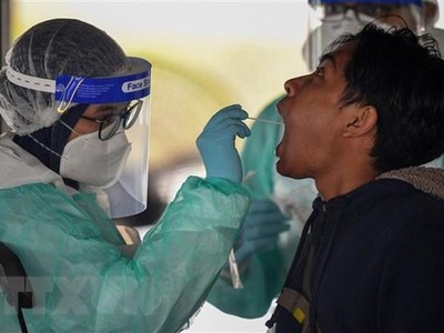 Nhân viên y tế lấy mẫu xét nghiệm COVID-19 cho người dân tại Kuala Lumpur, Malaysia. (Nguồn: AFP/TTXVN).