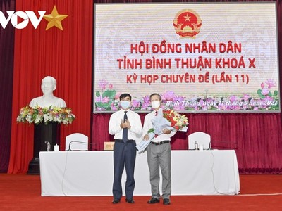 Bí thư Tỉnh uỷ Bình Thuận Dương Văn An tặng hoa chúc mừng tân Phó Chủ tịch UBND tỉnh.