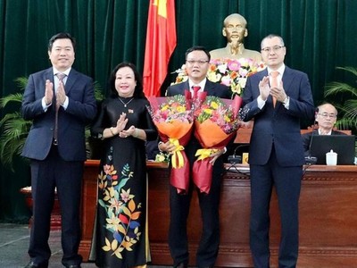 Lãnh đạo tỉnh Phú Yên chúc mừng ông Đào Mỹ được bầu làm Phó Chủ tịch UBND tỉnh Phú Yên nhiệm kỳ 2016-2021. Ảnh: Báo Chính phủ.