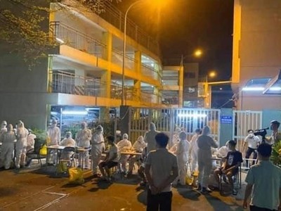 Nhân viên y tế lấy mẫu xét nghiệm SARS-CoV-2 xuyên đêm tại công ty Canon Việt Nam.