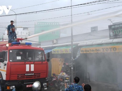 Cán bộ, chiến sĩ Vùng 5 Hải quân và các lực lượng sử dụng vòi rồng chữa cháy.