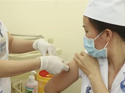 Tiêm vaccine ngừa COVID-19. (Ảnh: Hoàng Hùng/TTXVN).