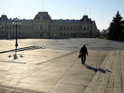 Một người đàn ông đi qua khu trung tâm vắng vẻ, giữa đỉnh dịch COVID-19, ở Nitra, Slovakia hồi đầu năm 2021. Ảnh: Reuters.