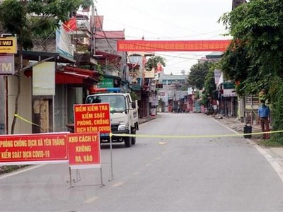 Chốt kiểm soát dịch COVID-19 ở khu vực đầu vào xã Yên Thắng, huyện Ý Yên (Nam Định). (Ảnh: Văn Đạt/TTXVN).