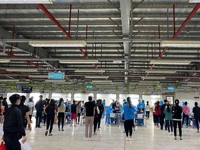 Lấy mẫu xét nghiệm SARS-CoV-2 công nhân KCN Vân Trung, tỉnh Bắc Giang.