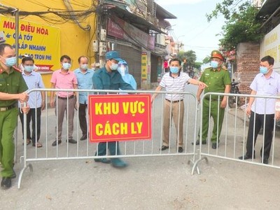 Lực lượng chức năng dỡ bỏ phong tỏa tạm thời tại một điểm chốt trong khu vực cách ly xã Tô Hiệu (Ảnh: Thành Trung).