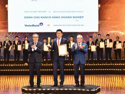 Ông Lê Duy Hải - Giám đốc Khối Khách hàng doanh nghiệp đại diện VietinBank nhận Giải thưởng Sao Khuê với 2 sản phẩm, dịch vụ gồm: VietinBank eFAST và Dịch vụ kết nối ERP dành cho khách hàng doanh nghiệp.
