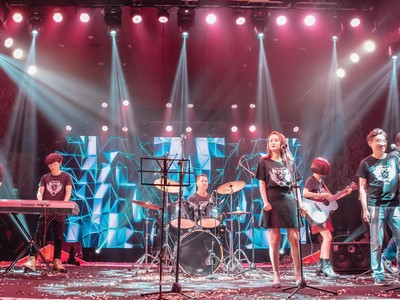 Tổng giám đốc HSBC Việt Nam Tim Evans (tay trống) và ban nhạc phục vụ khán giả Việt Nam.