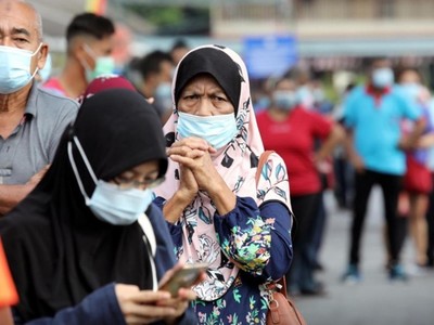 Người dân xếp hàng chờ làm xét nghiệm tại thành phố Klang, Malaysia. (Ảnh: Reuters).