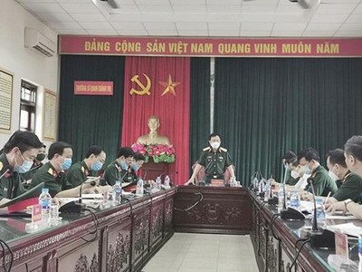 Trung tướng Trần Duy Giang chủ trì cuộc họp triển khai hai bệnh viện dã chiến truyền nhiễm.