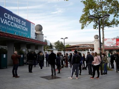 Người dân xếp hàng chờ tiêm vaccine ở Paris. Ảnh: Le Monde.