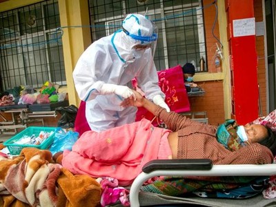 Hệ thống y tế Nepal quá tải vì Covid-19 (Ảnh: Reuters).