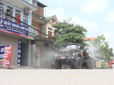 Lực lượng quân đội tiến hành phun khử khuẩn đường phố thị xã Mỹ Hào. (Ảnh: Đinh Tuấn/TTXVN).