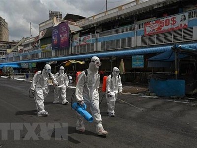 Phun thuốc khử trùng nhằm ngăn chặn sự lây lan của COVID-19 tại Phnom Penh, Campuchia. (Nguồn: AFP/TTXVN).