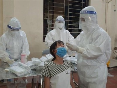 Lực lượng y, bác sỹ lấy mẫu xét nghiệm SARS-CoV-2 cho người dân. (Ảnh: Thanh Thương/TTXVN).