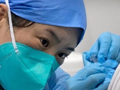 Nhân viên y tế tiêm vaccine ngừa COVID-19 cho một bệnh nhân tại một cơ sở tiêm chủng ở Bắc Kinh. (Nguồn: AP).